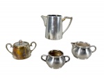 METAL PRATEADO, lote com quatro (4) peças confeccionadas em metal espessurado a prata de modelos, tamanhos e manufaturas distintas, sendo: A) 1 leiteira da manufatura BEL PRATA, medindo 10,5x14,5x7cm, B) 1 açucareiro da manufatura BEL PRATA, medindo 6x11,5x6cm e C) WOLFF, parte de trio para chá (bule e açucareiro), sem tampa, medindo junto 9,5x5cm. Peças com sinais de uso e falhas na prateação.
