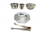 METAL PRATEADO, lote com cinco (5) peças confeccionadas em metal espessurado a prata de modelos, tamanhos e decorações distintas, sendo 1 copo infantil, 1 prato oitavado, 2 bowls oitavado, e 1 pegador de gelo, maior peça medindo 8x12,5cm e menor 6,5x5,5cm, vendidos no estado da foto.