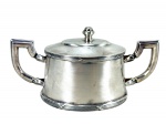 METAL PRATEADO, um (1) açucareiro confeccionado em metal espessurado a prata da manufatura FRACALANZA, borda cinzelada em caneluras e fitas cruzadas, alças vazadas e pega da tampa no feitio de bilro, medindo 10x19x8,5cm.