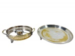 METAL PRATEADO, lote com duas (2) peças confeccionadas em metal espessurado a prata, sendo: A) 1 rechaud redondo, galeria vazada, amarração central para fogareiro, alças vazadas e falhas na prateação, medindo 6x23x19cm e B) 1 bandeja redonda, cinzelada por frisos ondulados, apresentando falhas na prateação, pés finalizados em garras, medindo 28cm de diâmetro.