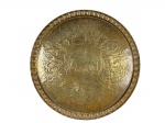 METAL DOURADO, um (1) grande medalhão confeccionado em metal dourado, ricamente cinzelado com cena central figurativa, cercadura com personagens, animais e elementos ornamentais, borda recortada e abaulada, medindo 57,5cm. Mossa na borda.
