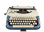 DIVERSOS, uma (1) máquina de escrever ANTARES, modelo 300 (marca italiana tradicional no segmento de máquinas de escrever, reconhecida pela produção de modelos portáteis e de uso doméstico ao longo do século XX), com corpo em metal esmaltado nas cores azul e bege, teclado padrão QWERTY e fita entintada. Peça apresentando sinais de uso, desgastes e marcas do tempo, medindo 9x30x30cm.