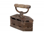 DIVERSOS, um (1) ferro de passar a brasa, em ferro, com cabo torneado em madeira, tampa articulada e aberturas laterais para ventilação, sinais de oxidação, marcado STAR, medindo 20x20x9,5cm.
