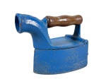 DIVERSOS, um (1) ferro de passar a brasa, em ferro pintado na cor azul, com cabo torneado em madeira, tampa articulada e chaminé lateral, medindo 17x21x10cm.