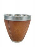 METAL PRATEADO, um (1) balde para gelo, confeccionado em metal prateado com forração lateral em couro na tonalidade marrom, apresenta desgastes no couro e falhas na prateação, medindo 23x22cm.