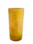 VIDRO, um (1) vaso confeccionado em pasta de vidro marmorizado, em tons de amarelo e âmbar, medindo 37x15x9cm.