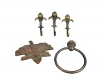 BRONZES, lote com cinco (5) peças, sendo: A) 3 toalheiros no feitio de flor de lis, medindo 11,5x6cm, B) 1 toalheiro com argola articulável, medindo 12,5x12cm e C) 1 petisqueira no feitio de folha confeccionada em ferro fundido, medindo 15,5x15cm.