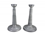 METAL PRATEADO, par (2) de castiçais confeccionados em alumínio, corpo cinzelado em gomos e base circular escalonada, medindo 21cm de altura.