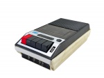 SOM, um (1) gravador de fita cassete CCE, modelo CT-1039, portátil, com botões de comando frontais, controle de volume e entradas para fone, microfone e controle remoto. Peça apresentando sinais de uso, desgastes e marcas do tempo. Sem testes. Sem garantia de funcionamento, medindo 8x26x13cm.