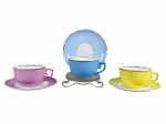 PORCELANA MAUÁ, três (3) xícaras para café com seus respectivos pires, confeccionadas em porcelana nacional na tonalidade branca, sendo uma esmaltada na tonalidade rosa, 1 azul e 1 amarela, borda filetada a ouro, medindo 4x8,5x6,5cm.