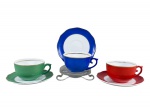 PORCELANA MAUÁ, três (3) xícaras para café com seus respectivos pires, confeccionadas em porcelana nacional na tonalidade branca, sendo uma esmaltada na tonalidade verde, 1 azul e 1 vermelha, borda filetada a ouro, medindo 4x8,5x6,5cm.