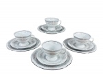 PORCELANA SCHMIDT, quatro (4) trios para chá, sendo: A) 4 xícaras para chá com seus respectivos pires, medindo 7x11x9,5cm e B) 4 pratos para biscoito, medindo 19cm, confeccionados em porcelana nacional na tonalidade branca, decorada por flores, folhagens e faixa na tonalidade azul com realces rosados.