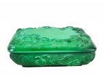 MALAQUITA, uma (1) caixa porta joias retangular, confeccionada em malaquita verde, ricamente lapidada por flores e folhagens em relevo, apresenta bicados internos na tampa, medindo 5x13,5x9,5cm.