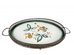FAIANÇA EUROPEIA, uma (1) bandeja oval confeccionada em faiança vitrificada com pintura floral em policromia e borda com espessa faixa na tonalidade verde, galeria e alças em metal com mossas e sinais de oxidação, fundo rachado, medindo 38x24cm.