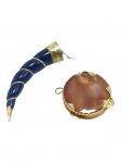 JOIA DE CRIOULA, duas (2) peças, sendo: A) um (1) pingente em formato presa confeccionada em material sintético na tonalidade azul com guarnição em OURO AMARELO, medindo 3,5cm e  B) um (1) pingente no feitio de pandeiro, confeccionado em olho de tigre com guarnição em OURO AMARELO, medindo 2cm e peso total bruto 2g.