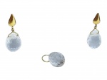 Swarovski (No ano de 1895, a companhia Swarovski foi fundada quando o criador abriu uma fábrica de cortes em Wattens), conjunto com três (3) peças, sendo: A) 1 par de brincos para orelha furada e B) 1 pingente, confeccionados em cristal translucido lapidado em facetas e monture em OURO AMARELO, medindo 2cm cada e peso total bruto 2,6g
