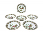 PORCELANA ORIENTAL, seis (6) bowls confeccionados em porcelana na tonalidade branca, decorada por flores, folhagens e frutos em rica policromia com filetes e realces em ouro, medindo 3,5x15cm.