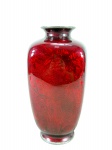 CLOISONNÉ, um (1) vaso confeccionado em metal dourado com rica decoração de folhagens e perolados esmaltado em cloisonné na tonalidade vermelha, apresenta batida lateral, vide foto, medindo 25cm de altura. Sinais de oxidação.