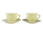 COLOREX (Em 1961, a Vidraria Santa Marina lançou um conjunto de louças), par (2) de grandes xícaras para chá com seus respectivos pires confeccionados em vidro na tonalidade creme com moldagem em caneluras, medindo 7,5x12x10cm.