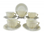 COLOREX (Em 1961, a Vidraria Santa Marina lançou um conjunto de louças), cinco (5) xícaras para chá com seus respectivos pires confeccionados em vidro na tonalidade creme com moldagem em caneluras, medindo 6,5x11x9cm.