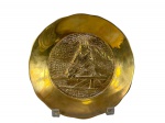 BRONZE, um (1) prato decorativo confeccionado em bronze com decoração martelada e cabeça de cavalo relevada, medindo 20cm de diâmetro.