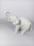 Escultura de elefante em porcelana branca. Made in Czechoslovakia. Royal Dux. (Uma presa quebrada)