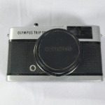 Antiga câmera fotográfica Olympus Trip35, disparando, sensor e avanço do filme funcionando (sem mais testes)