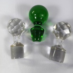 Três tampas de garrafas ou licoreira