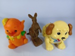 Três brinquedos antigos elefante, meu primeiro cachorrinho Fisher Price e canguru