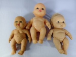 Três bebês de borracha com olhos de vidro, med. aproximadamente 22cm