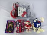 Conjunto de itens colecionáveis, óculos Hello Kitty Mclanche (LACRADO), dois bonecos M&M dispenser de chocolate com 11cm funcionando, e brinquedos monster High