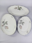 Três travessas de porcelana Stealita com detalhes de flores, med. 27,5cm - 31cm e 35cm
