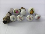 Puxadores decorativos vintage, aparentemente feitos em porcelana com detalhes pintados a mão