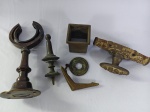 Lote contendo uma ponteira de bronze, item que parece ser um relógio de sol de mesa e outros acessórios a classificar