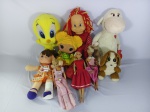 Nove bonecas diferentes, contendo bonecas da barbie, emília, piu piu, vaquinha sorridente e boneca teleton