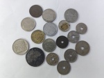Dezessete moedas estrangeiras diversas