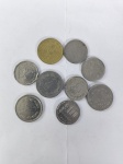 Nove moedas estrangeiras diversas