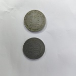 Duas moedas de 200 réis de níquel, da república e o Império de 1871 e 1893