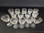 Quatorze taças de vinho / licor em cristal lapidado com padrões geométricos, sem trincas, lascas ou desgastes aparentes