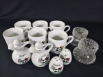 Conjunto de canecas, saleiro e pequenos porta temperos em porcelana / cerâmica e dois castiçais de vidro