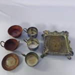 Bandeja quadrada em metal três canecas de metal e três tachos