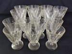 Sete copos de vidro com pé e sete copos grandes com pé, estilo vintage, possívelmente da década de 1950, sem trincas, lascas ou desgastes aparentes