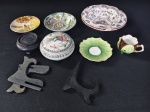 Conjunto de pratos e itens decorativos de porcelana / cêramica com base de mesa