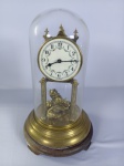 Relógio de mesa estilo cúpula, provavelmente um modelo alemão de 400 dias, conhecido como "relógio de aniversário"