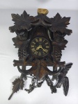 Antigo relógio cuco de madeira clássico, provavelmente de estilo Floresta Negra, não testado