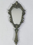 Espelho de mão com moldura em metal em relevo