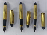 Três antigas canetas tinteiros vintage, corpo e tampa apresentam um padrão "Godron" (Linhas verticais gravadas)