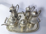 Conjunto de chá / café vintage em metal prateado, composto por dois bules, leiteira, açucareiro e bandeja
