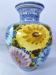 jarra decorativa com estampa de flores, aparentemente em cerâmica / porcelana, med. aproximadamente 38cm