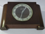 Antigo relógio de mesa vintage em madeira, da marca Irel